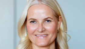 Mette-Marit di Norvegia sfida la malattia e torna in pubblico: come sta oggi