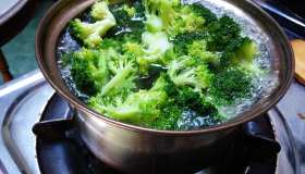 Lessare le verdure: 4 dettagli vincenti, dall’acqua alla pentola