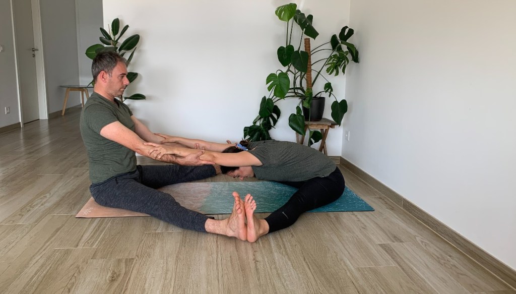 posizione yoga in coppia