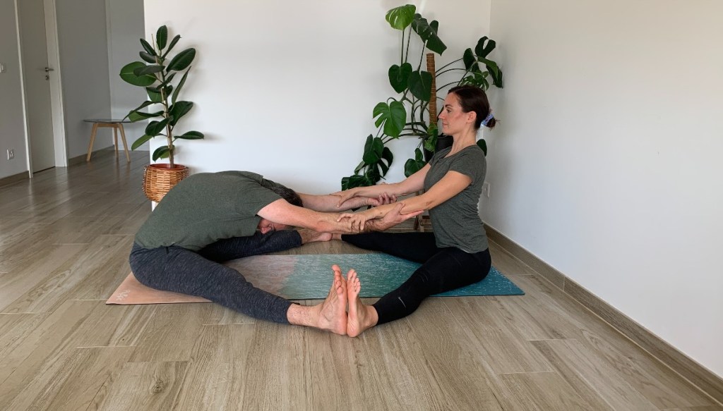 posizione yoga in coppia