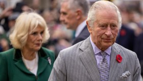 Re Carlo, umiliazione in pubblico, alla Regina non sarebbe mai successo