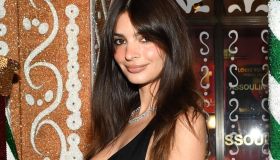 Emily Ratajkowski, nude look e addominali in vista: rinasce tra flirt e divorzio