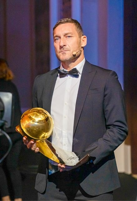 Francesco Totti ai Globe Soccer Awards 2022 con Noemi Bocchi