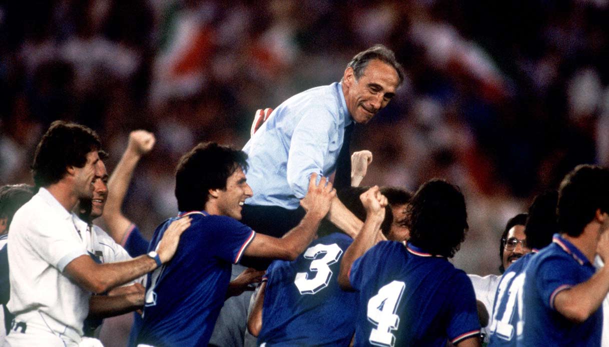 Enzo Bearzot e i suoi azzurri dopo la vittoria ai Mondiali di Spagna 1982