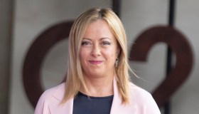 Giorgia Meloni, dal blazer rosa all’abito da sera etnico: i look di Bali