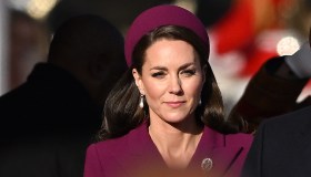 Kate Middleton si veste di viola e delude. Ma c’è un accordo segreto con Camilla