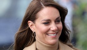 Kate Middleton osa col total beige. E gli orecchini a 7 euro vanno a ruba