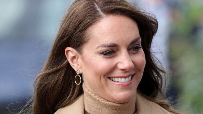 Kate Middleton osa col total beige. E gli orecchini a 7 euro vanno a ruba