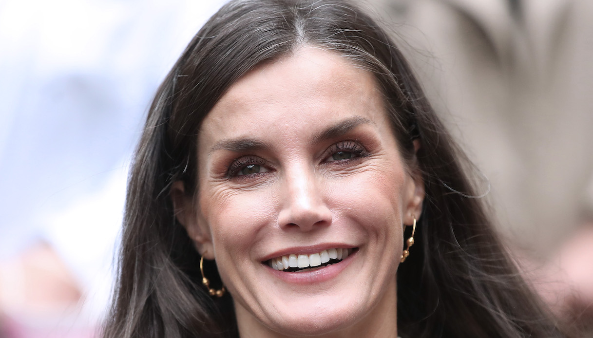 Letizia di Spagna punta sul rosso. E con i pantaloni in pelle il look è rock