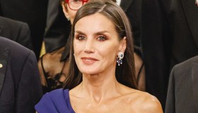 Letizia di Spagna ad alta seduzione: spalle nude, lato B scolpito e sandali killer
