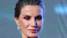 Letizia di Spagna irresistibile: abito-gioiello, spalle nude e pioggia di diamanti