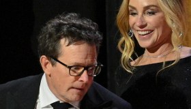 Michael J. Fox commosso per l’Oscar: “Mi fate tremare” e bacia la moglie