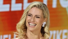 Michelle Hunziker come una diva d’altri tempi: con l’abito rosa è splendida