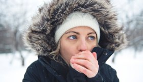 Cos’è e come riconoscere l’orticaria da freddo