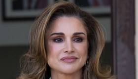 Rania di Giordania osa col rosso: lo chemiser grintoso ed elegante