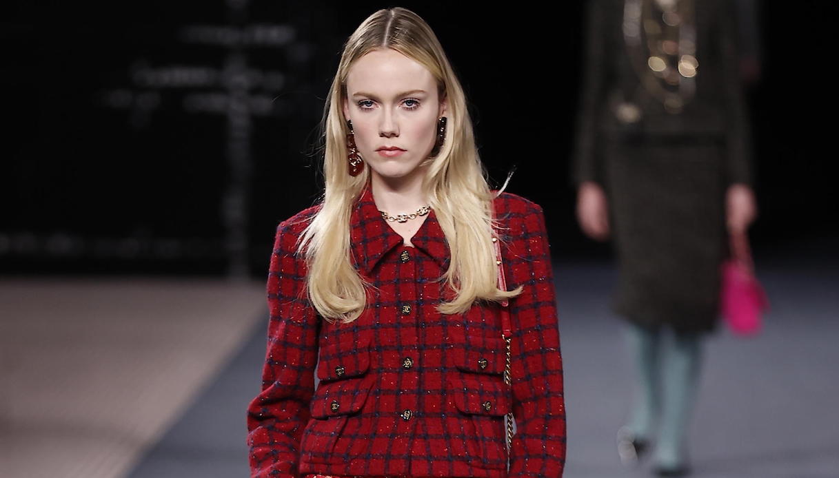 Profondo rosso: dalle passerelle arriva il colore della stagione