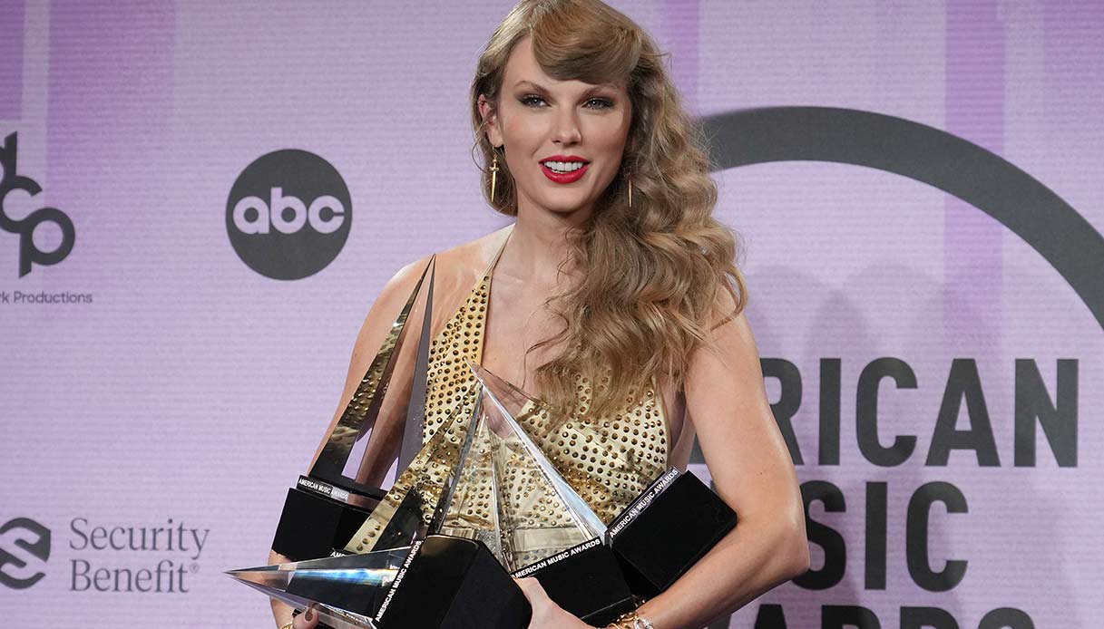 Taylor Swift vincitrice agli AMAs 2022