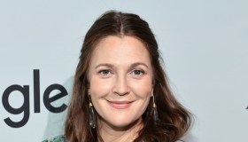 Drew Barrymore, pelle senza filtri. Il suo segreto di bellezza si compra online