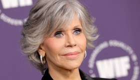Jane Fonda compie 85 anni: l’evoluzione di un’icona e dei suoi look