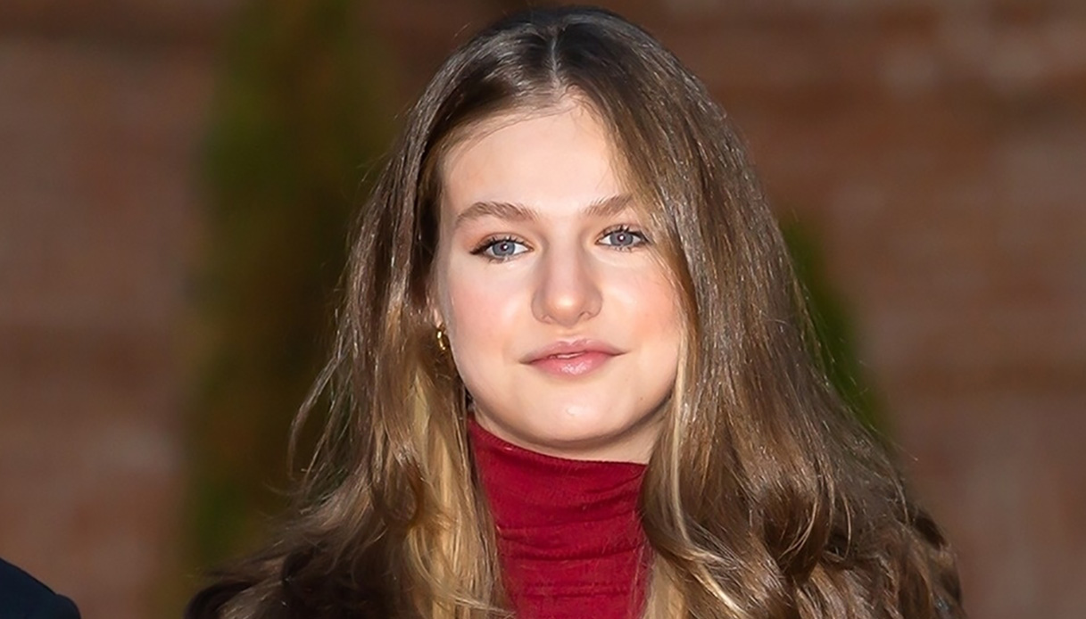 Letizia di Spagna, sua figlia Leonor affascina tutti in lupetto e blazer in principe di Galles