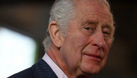 Re Carlo messo alle strette da Harry e Meghan: il danno è incalcolabile