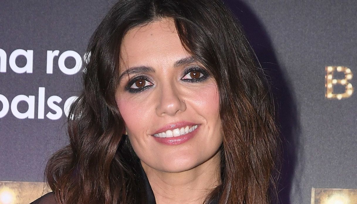 Serena Rossi, la camicia trasparente è il perfetto must have delle feste