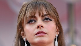 Annalisa ad “Amici” gioca con il look audace: mixa pelle, vernice e blazer oversize