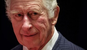 Re Carlo raccoglie il bastone alla vecchietta e bacia Kate Middleton: star dei video più di Harry