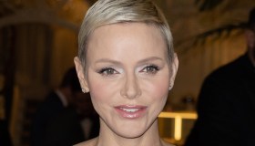 Charlene di Monaco brilla senza Alberto: tulle e cristalli per il Ballo di Natale