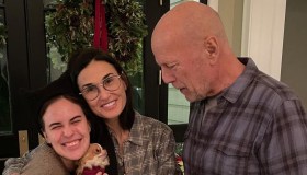 Bruce Willis, la foto di Natale. Famiglia al completo: così Demi Moore replica alle voci