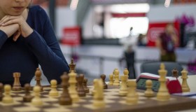 Sara Khademolsharieh, la campionessa iraniana di scacchi che gioca senza velo