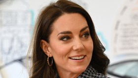 Kate Middleton, jeans e sorrisi nella cartolina di Natale. Mentre Harry precipita nel baratro