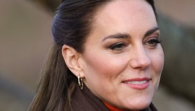 Kate Middleton pianta un albero per la Regina col cappotto in tartan da 857 euro