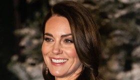 Kate Middleton sfida Harry al concerto di Natale. Ed è splendida col cappotto bordeaux