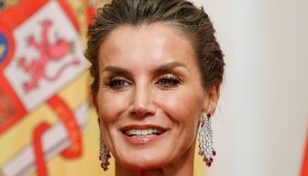 Letizia di Spagna seduce in rosso: tailleur con spacchi e cappotto da 990 euro