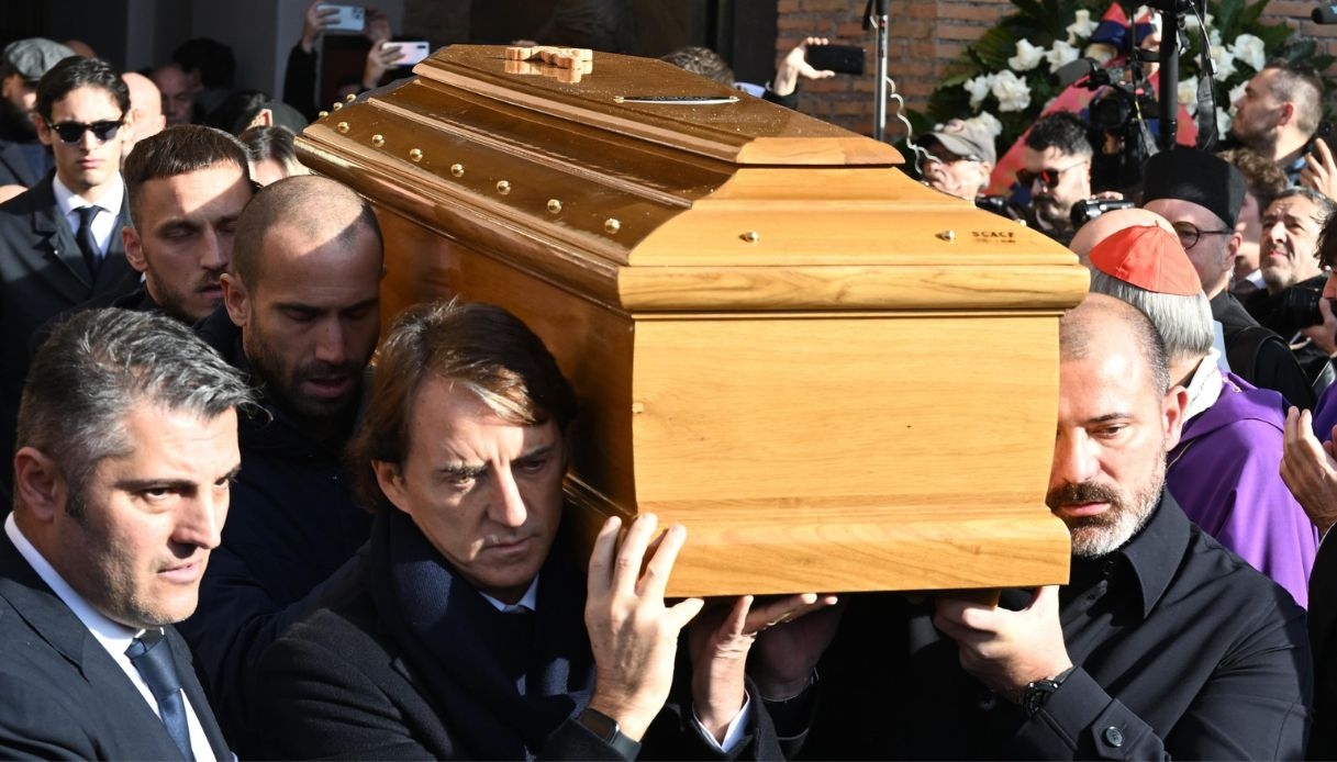 Funerali di Sinisa Mihajlovic, Roberto Mancini trasporta la bara