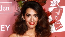 Amal Clooney, pelle radiosa e perfetta! Questa crema magica è il suo segreto di bellezza