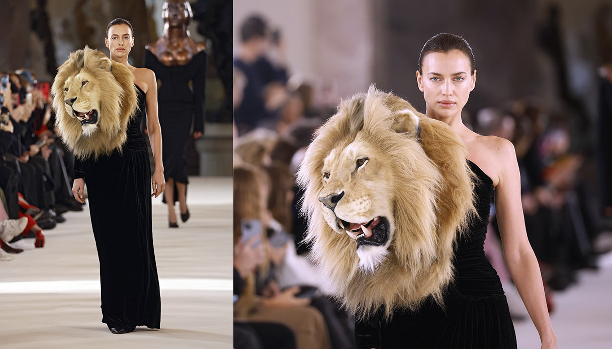 Irina Shayk con l'abito a testa di leone alla sfilata Schiaparelli
