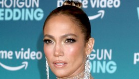 Jennifer Lopez bella come un cigno bianco, ma la fede nunziale è sparita