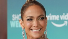 Jennifer Lopez, il perfetto look da lavoro con scollatura fenomenale