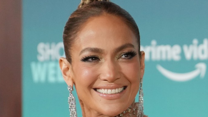 Jennifer Lopez, il perfetto look da lavoro con scollatura fenomenale