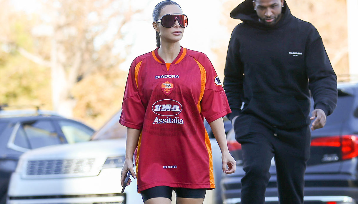 Kim giallorossa: la t-shirt diventa tendenza e scatena l’ironia della Lazio