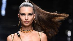 Emily Ratajkowski musa di Versace: sposa in viola da levare il fiato