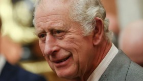 Re Carlo risponde alle critiche lavorando il doppio: i ritmi serrati della sua giornata