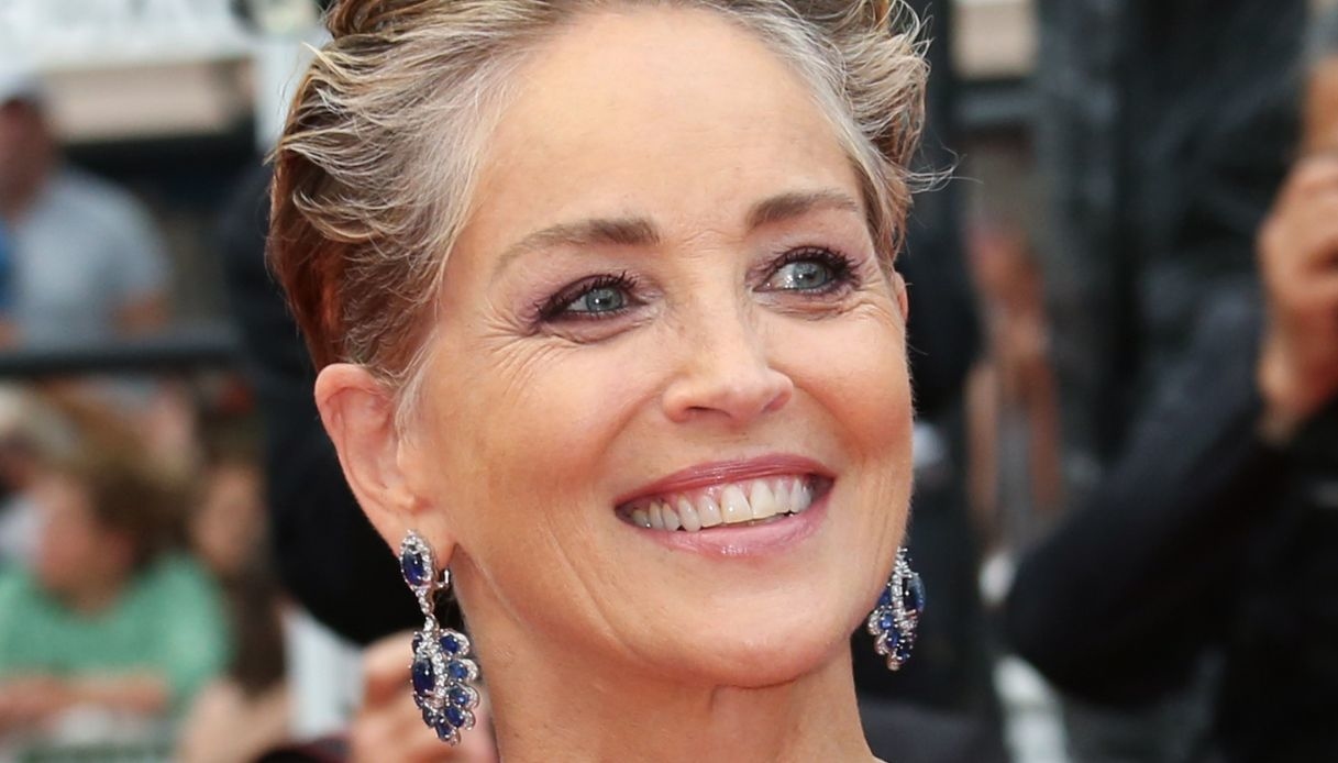 Sharon Stone una dea in oro al “Saturday Night Live”: a 64 anni è magnifica