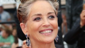 Sharon Stone una dea in oro al “Saturday Night Live”: a 64 anni è magnifica