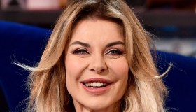 Alba Parietti sfoggia un look ringiovanito e chiarisce sulle nozze con Fabio Adami