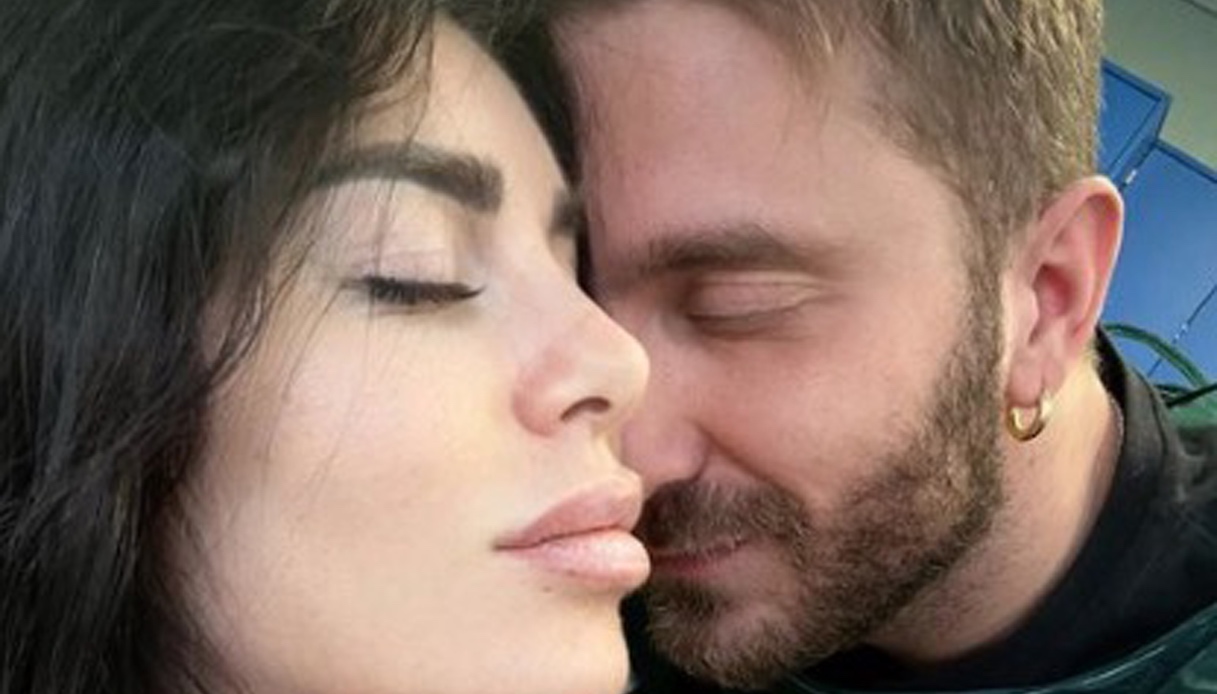 Bianca Atzei, su Instagram il primo ritratto di famiglia in tre: “Un mondo nuovo”