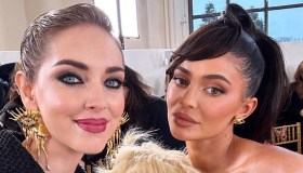Kylie Jenner, l’abito con testa di leone sfida il glam di Chiara Ferragni