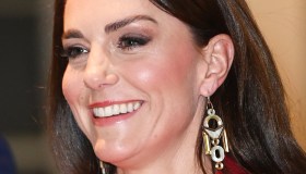 Kate Middleton sfida il Palazzo e infiamma i Bafta col tailleur rosso da 2.822 euro